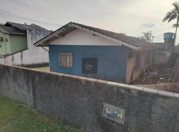 Casa · 450m² · 3 Quartos · 3 Vagas · Casa em Petrópolis, Joinville/SC, com 3 dormitórios e 2 banheiros,