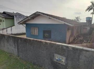 Casa · 450m² · 3 Quartos · 3 Vagas · Casa em Petrópolis, Joinville/SC, com 3 dormitórios e 2 banheiros,