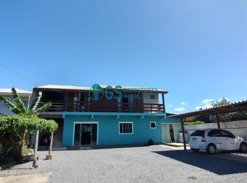 Casa · 370m² · 6 Quartos · 2 Vagas · Ampla casa Duplex com 6 quartos e 4 banheiros em excelente localização no centrinho da Pinheira em P