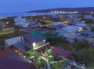 Casa · 250m² · 5 Quartos · 2 Vagas · Ampla casa com 5 quartos, sendo 2 suítes e área de lazer com hidromassagem localizada a 300m da Prai