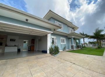 Casa · 211m² · 3 Quartos · 2 Vagas · Casa de 3 dormitórios sendo 1 suíte enorme com closet e sacada, Zona Nova, Capão da Canoa.
