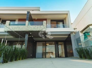 Casa · 125m² · 3 Quartos · 2 Vagas · Sobrado 3 dormitórios, 2 suítes, sacada e piscina privativa, mobiliado e decorado, Zona Nova, em Cap
