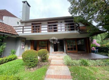 242674_i5O52db7kj39c6e_2426746436fb8306a5e.jpg · Casa 3 dormitórios, 198m² privativos, no Bairro Bavária, um dos mais valorizados de Gramado