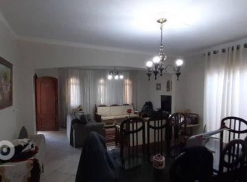 48c0f7f10cc4827097e606d70cd091f1a1a3f836 · Excelente casa térrea bem localizada