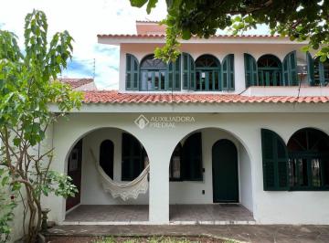 03 · Espaço, conforto e muita área verde, definem essa casa.