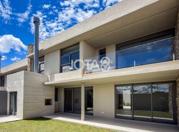 Casa · 275m² · 3 Quartos · 3 Vagas · Casa à venda - em Santa Felicidade