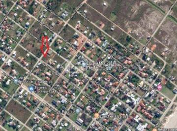Vista aérea do terreno marcado com a seta em vermelho. · Terreno em Torres