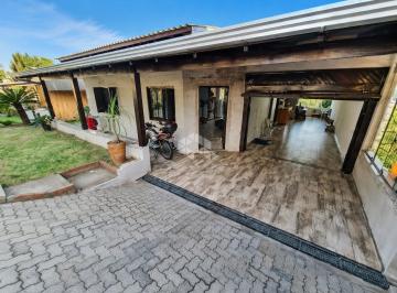 Casa · 180m² · 3 Quartos · 2 Vagas · Residência no bairro das Rosas