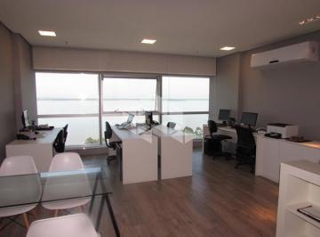 75600_i12Jx8S5J9755dI2s78_756005c40b90389306.jpg · Sala no Diamond Tower, andar alto, vista Guaíba