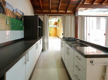 006 · CASA 03 DORM.SENDO 01 SUÍTE, LIVING DOIS AMBIENTES COM LAREIRA, COZINHA AMERICANA E CHURRASQUEIRA