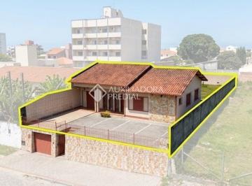 Casa · 129m² · 4 Quartos · 1 Vaga · Casa com 5 Quartos, Edícula, Quintal Amplo no Centro de Imbituba/SC
