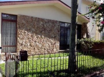 01 · Casa Térrea com 3 dormitórios e pátio no bairro Cavalhada