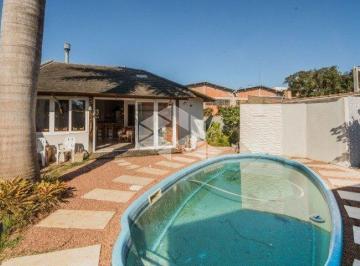 Casa · 257m² · 4 Quartos · 4 Vagas · Casa/Sobrado com 4 dormitórios sendo 2 suítes, hidro closet e sacada, pátio, piscina, lareira, 4 vag