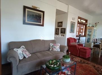 Living Amplo · Casa com três quartos, 4 vagas, lareira, churrasqueira e piscina.