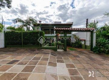 Casa · 379m² · 3 Quartos · 2 Vagas · Casa com 3 Suítes, Lareira e Churrasqueira - Conforto e Exclusividade na Vila Jardim!