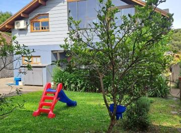 Casa · 300m² · 3 Quartos · 2 Vagas · Casa em Canela com pátio e localização próxima ao centro