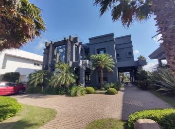 320811_i4h8j732JPI3oW_3208116436a99c222f6.jpg · Sobrado à venda, com 5 quartos/dormitórios, 4 vagas/box, no condomínio Villagio, Xangri-Lá/RS