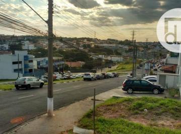 ad42969436d3e099de04447d451fb2202949258f · Terreno comercial de 562m² em Vinhedo.