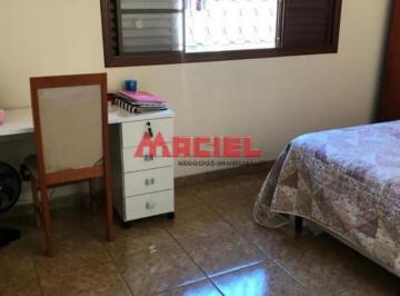Casa · 136m² · 3 Quartos · 3 Vagas · Amplo sobrado na zona sul
