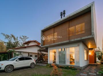 Casa · 247m² · 3 Quartos · Casa alto padrão na Praia da Barra a passos do mar