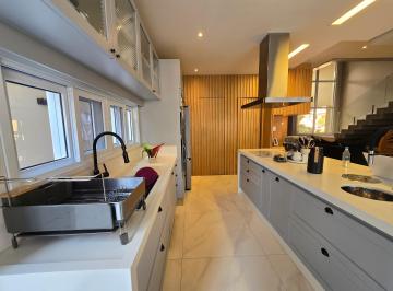 Casa de 4 quartos, Jundiaí · MARAVILHOSA CASA EM CONDOMINIO C/ 4 SUITES 300M² A/C  + QUINTAL GOURMET+ PISCINA 