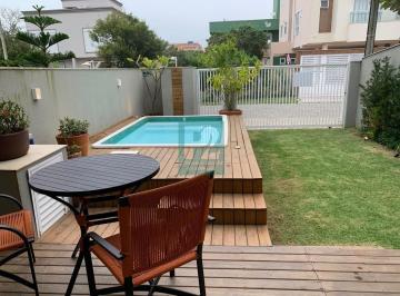 Casa · 119m² · 4 Quartos · 1 Vaga · Sobrado Alto Padrão com 04 quartos à Poucos Metros do Mar em Mariscal