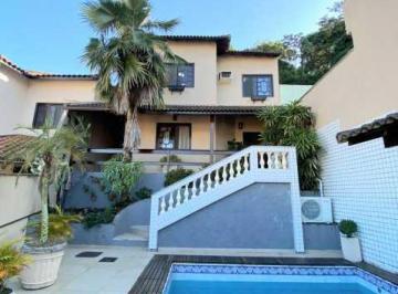 Casa · 250m² · 3 Quartos · 2 Vagas · Maravilhosa casa em condomínio no Coração do Pechincha!