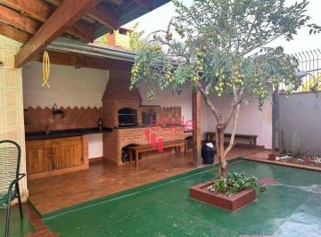 a2a898c572a017bb05d4a993e000ad8b44a3c040 · Casa à Venda de 03 Quartos no Bairro Sumarezinho em Ribeirão Preto com Varanda Gourmet.