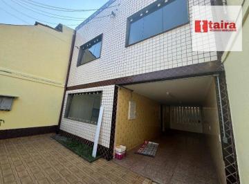 3f4dd445552e08b3caaaee5e72d2652bff28f40c · Sobrado com várias salas/ Vagas / Espaços amplos