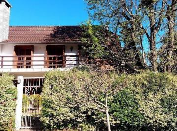 17636_i9i45nQ2ua2i_17636652422bc7a4fa.jpg · Casa com 3 quartos e 3 vagas em bairro nobre