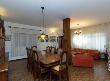 Casa · 205m² · 3 Quartos · 4 Vagas · 205m²  3 Quartos, sendo 1 suíte, 1 escritório, 4 garagens. Próximo ao Shopping Morumbi.