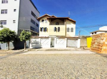 Casa · 193m² · 5 Quartos · 2 Vagas · Casa de 3 pavimentos à venda no São Judas, 5 quartos sendo 1 suíte.