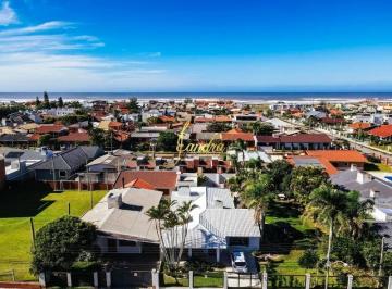 Casa · 167m² · 3 Quartos · 2 Vagas · Casa no Centro de Xangri-la com 03 dormitórios com piscina