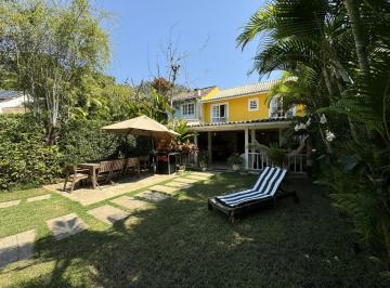 Casa · 250m² · 4 Quartos · 2 Vagas · Linda casa de condomínio com praia e vaga de barco, 4 quartos.