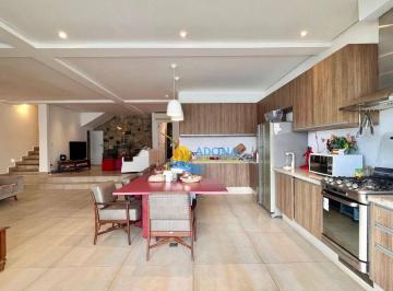 1b9082c22164ec1f34e03dcacce14c7b4eb9c619 · Casa frente mar com lazer — Enseada — Guarujá