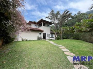 Foto 01 · Casa em condomínio em Ubatuba. 5 suítes. com piscina. Praia dura.