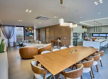 Casa · 450m² · 5 Quartos · 4 Vagas · Imponente Sobrado com 5 suítes em Condomínio Central