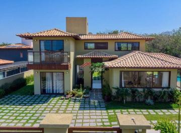 Casa · 212m² · 5 Quartos · 5 Vagas · Linda casa recém construída em terreno de 1000M², com 05 suítes, piscina e área gourmet, no Centro d