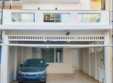 Casa · 202m² · 3 Quartos · 2 Vagas · Sobrado a venda de 202 m², com 3 suites, 2 vagas e com edícula