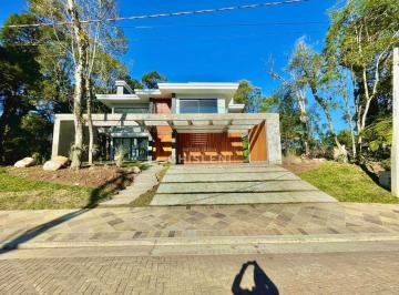 Casa · 600m² · 2 Vagas · A SUA CASA EM GRAMADO
