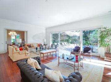 Casa · 766m² · 5 Quartos · 12 Vagas · Linda casa com projeto atual em localização privilegiada! Vista maravilhosa!