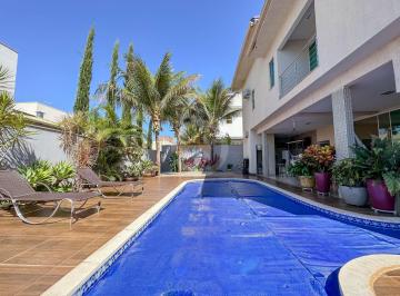 Casa · 561m² · 4 Quartos · 4 Vagas · Sobrado Alphaville com 4 quartos e quintal!