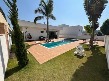 Foto 01 · CASA TÉRREA. PORTEIRA FECHADA COM 3 SUÍTES E PISCINA NO CONDOMÍNIO FIGUEIRA GARDEN!!