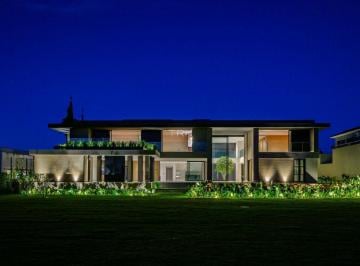 Casa · 1760m² · 6 Quartos · 8 Vagas · 1.760m² de área construída. A pessoa de humanas que fez o anúncio ficou com uma queda para exatas.