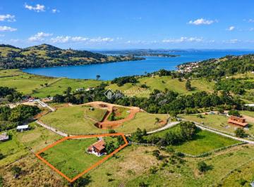 Casa costeira em fotografia natural-1 · CASA DE MADEIRA NOBRE COM VISTA PARA A LAGOA DE IMARUÍ