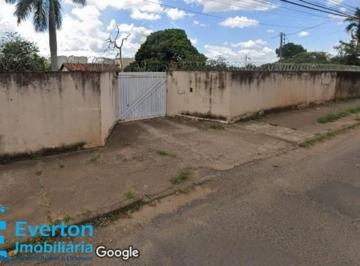Foto 04 · Terreno de 6000 m² no Bairro Chácaras Tubalina e Quartel - Topografia plana e muro alto em todo o pe