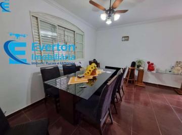 Foto 01 · Casa com 3 quartos, sendo um suíte, espaço gourmet e vaga para 2 carros.
