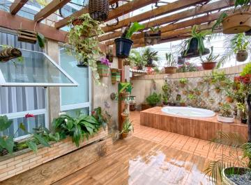Foto 03 · Casa triplex com 2 suítes e área gourmet, próxima ao mar no Jardim Campomar, Rio das Ostras-RJ