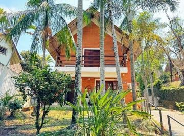 Casa de 2 quartos, Águas de São Pedro · BELO CHALÉ COM FRENTE PARA O LAGO DAS PALMEIRAS