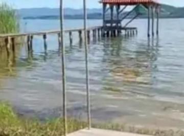 Casa de 2 quartos, Laguna · linda casa na  Beira  da lagoa 